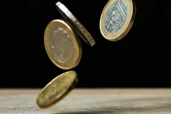 Munten vallen op een tafel